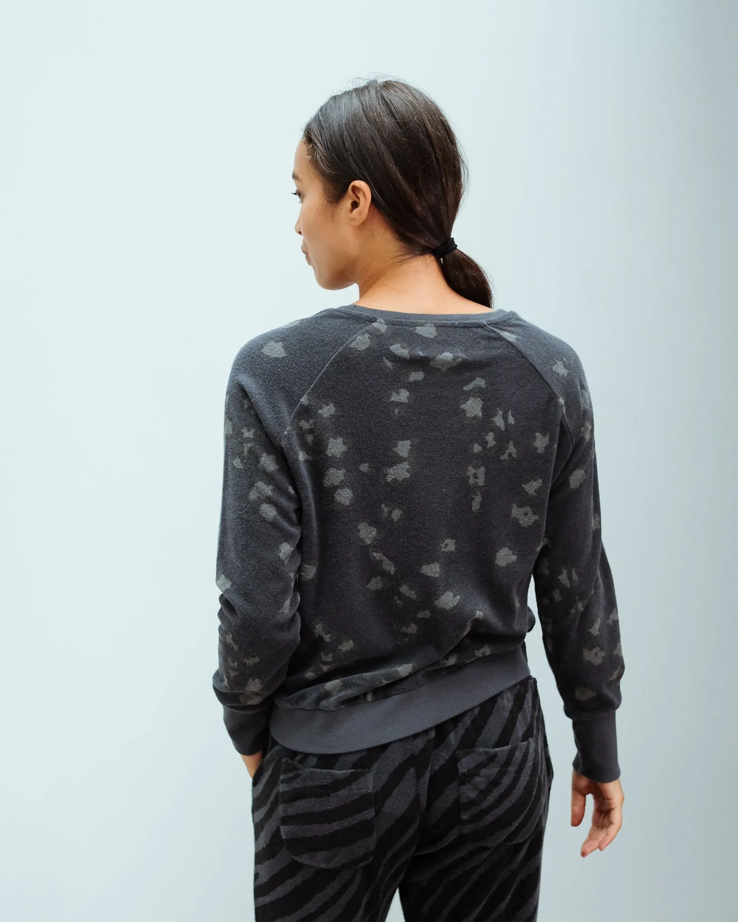 JU Leopard terry sweat in charcoal
