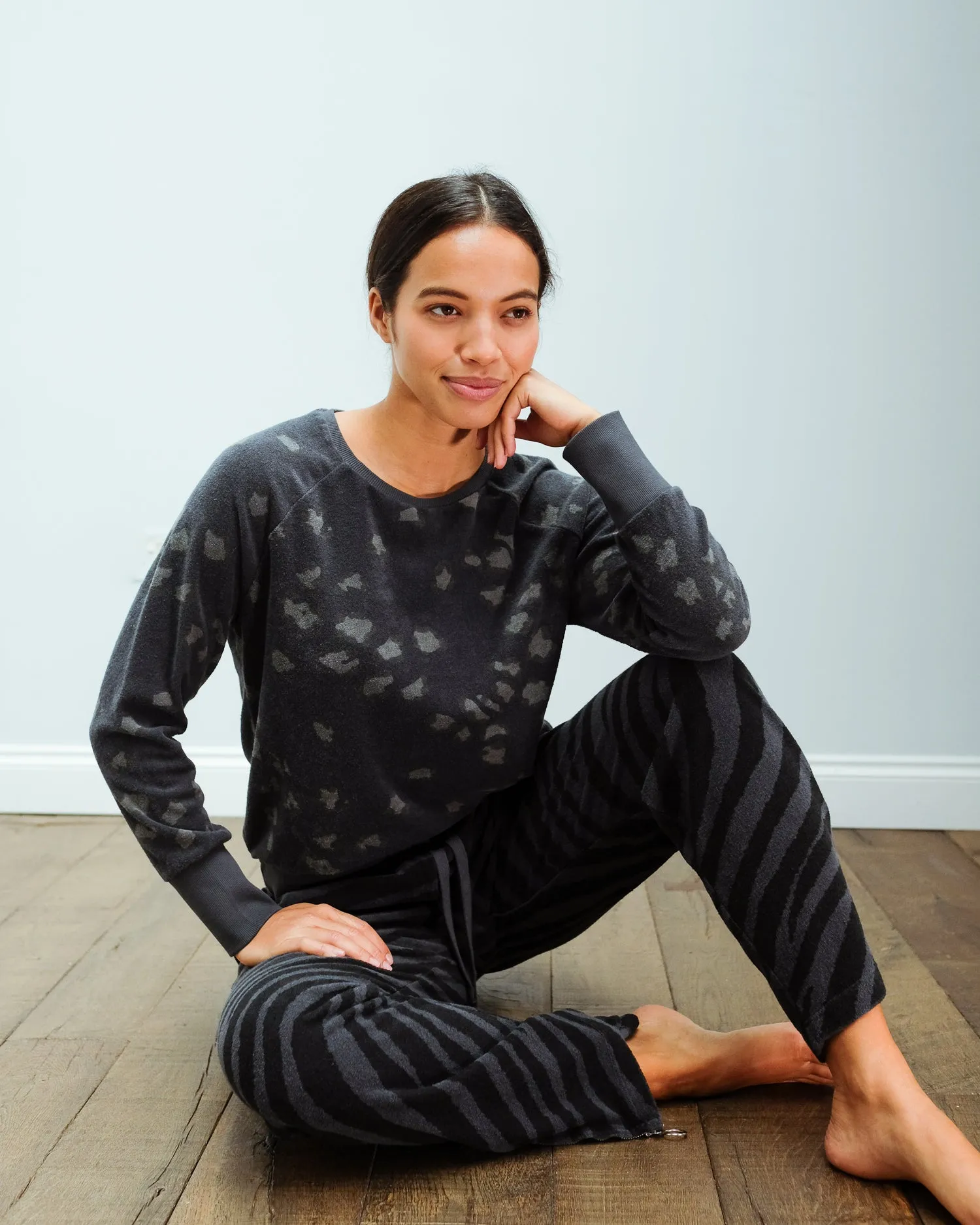 JU Leopard terry sweat in charcoal